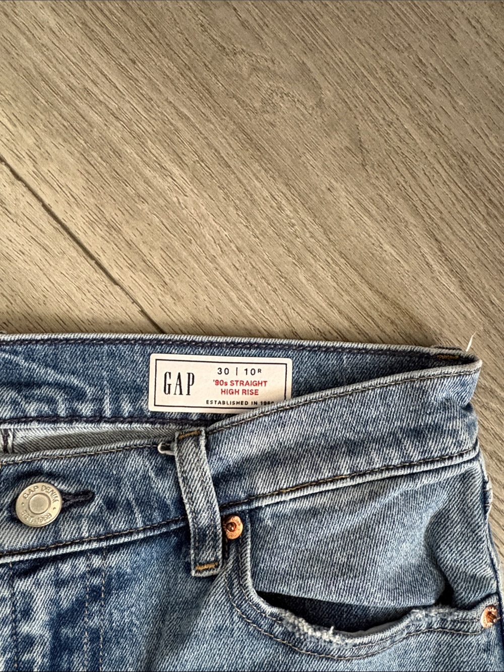 GAP Women’s Medium Wash Straight Jeans - Picture 2 of 7
